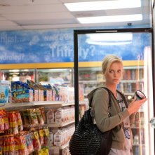 Charlize Theron al supermercato in una scena di Young Adult