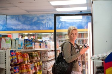 Charlize Theron al supermercato in una scena di Young Adult