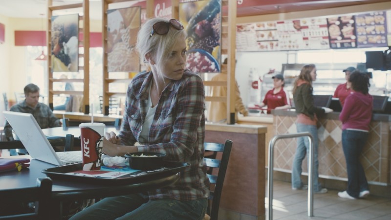 Charlize Theron In Un Fast Food In Un Immagine Del Film Young Adult 223494