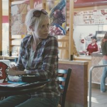 Charlize Theron in un fast food in un'immagine del film Young Adult