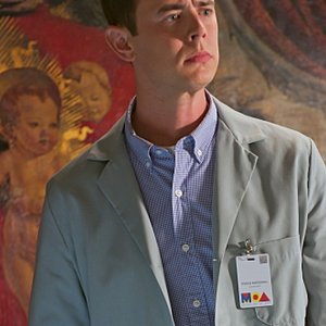 Colin Hanks nei panni di Travis in una scena dell'episodio Sins of Omission