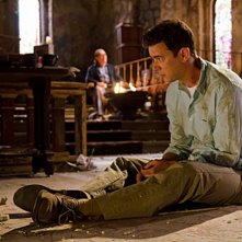 Colin Hanks seduto a terra in una scena dell'episodio Sins of Omission