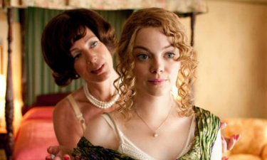 Emma Stone in una scena del film The Help con Allison Janney