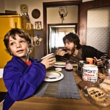 I più grandi di tutti: Alessandro Roja in una divertente immagine del film con il piccolo Niccolò Belloni