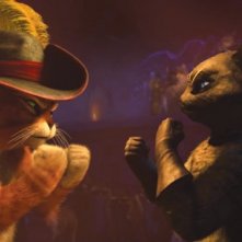 Il gatto con gli stivali: il gattone a duello con Kitty zampe di velluto in una scena del film