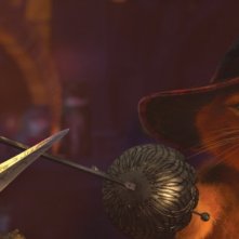 Il gatto con gli stivali: lo sguardo agguerrito del micio protagonista in una scena del film