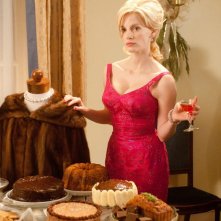 Jessica Chastain davanti ad un banchetto di dolci n una scena di The Help