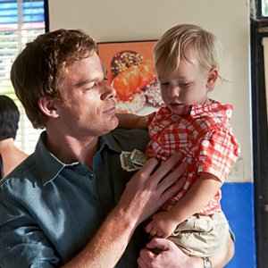 Michael C. Hall con il piccolo Harrison in una scena dell'episodio Sins of Omission