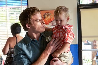 Michael C. Hall con il piccolo Harrison in una scena dell'episodio Sins of Omission