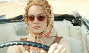 The Help: Emma Stone al volante in una scena del film