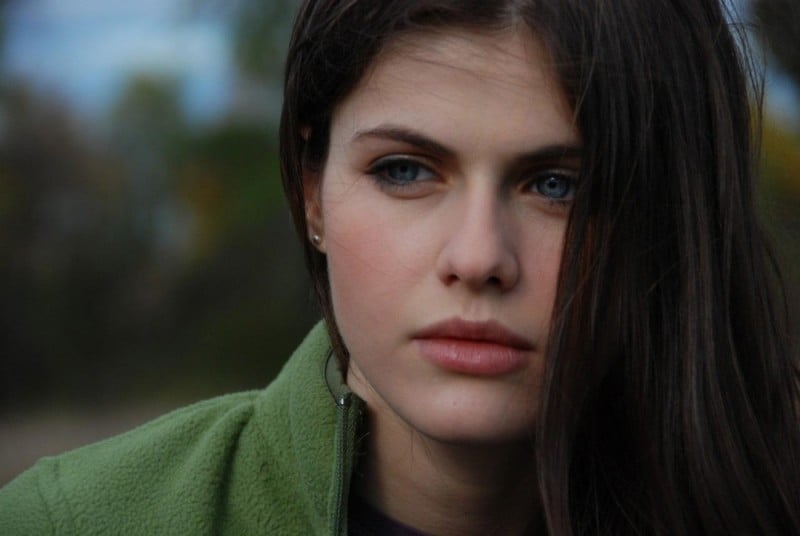 Primo piano di Alexandra Daddario in Bereavement