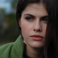 Alexandra Daddario in una scena dell'horror Bereavement