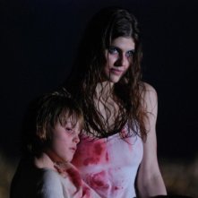 Alexandra Daddario in una scena dell'horror Bereavement insieme al piccolo Spencer List
