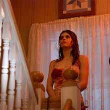 Alexandra Daddario insanguinata in una scena dell'horror Bereavement