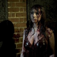 Ashley Wolfe in una scena dell'horror Bereavement