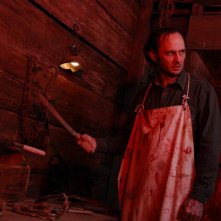 Brett Rickaby in una scena dell'horror Bereavement