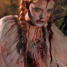 Elle Fanning insanguinata in una scena dello spettrale Twixt