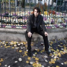 Louis Garrel in una scena tratta dal film Les bien-aimés