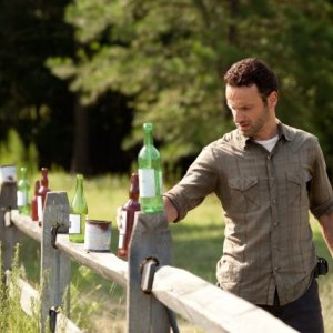 The Walking Dead: Andrew Lincoln in una scena dell'episodio Segreti