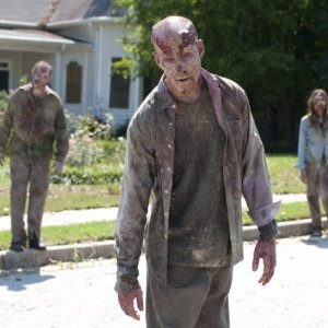 The Walking Dead: un minaccioso gruppo di Erranti in una scena dell'episodio Segreti