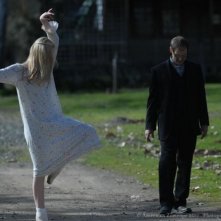 Twixt: Elle Fanning accenna una danza mentre passeggia con Anthony Fusco in una scena del film