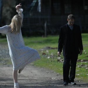 Twixt: Elle Fanning accenna una danza mentre passeggia con Anthony Fusco in una scena del film