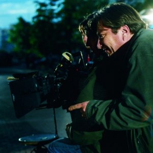 Il regista Aki Kaurismäki sul set del suo film Le luci della sera