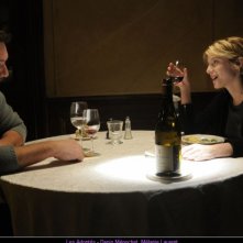 Mélanie Laurent e Denis Ménochet in Les Adoptés: una scena del film