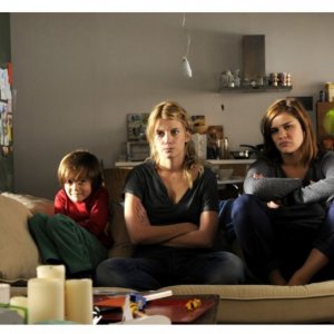 Melanie Laurent nel film Les Adoptés con Marie Denarnaud