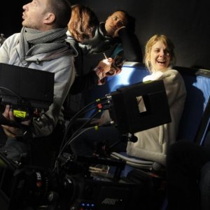 Mélanie Laurent sorridente sul set di Les Adoptés