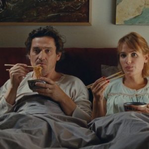 The Art of Love: Louis-Do de Lencquesaing e Judith Godrèche si concedono una cena orientale a letto in una scena del film in