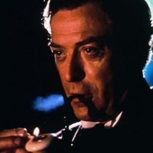 Michael Caine è Sherlock Holmes in Senza Indizio