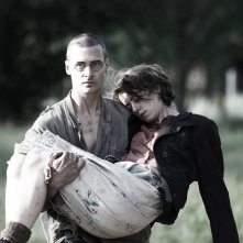 Alice Dwyer e Mateusz Damiecki in Die verlorene Zeit (Remembrance)