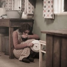 Alice Dwyer  in una scena drammatica di Die verlorene Zeit