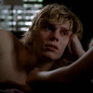 American Horror Story: Evan Peters nell'episodio Rubber Man