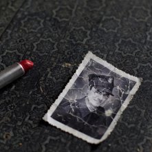 Die verlorene Zeit (Remembrance): un rossetto e una vecchia foto in una scena del film