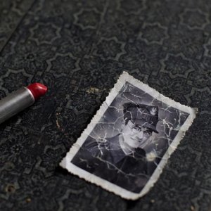 Die verlorene Zeit (Remembrance): un rossetto e una vecchia foto in una scena del film