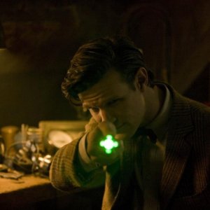 Doctor Who: Matt Smith in una scena dello speciale natalizio The Doctor, The Widow, and The Wardrobe