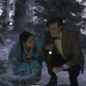 Doctor Who: una scena dello speciale natalizio The Doctor, The Widow, and The Wardrobe