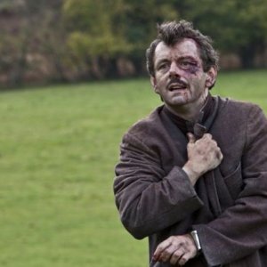Michael Sheen in Resistance: una scena del film