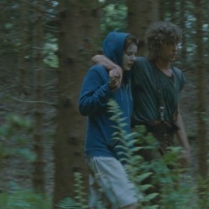 Rachel Hurd-Wood e Harry Treadaway in Hideaways: una scena del film