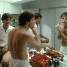 Aidan Quinn in Una gelata precoce (An Early Frost, 1985) con D.W. Moffett