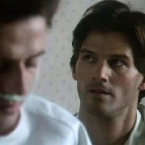 Aidan Quinn nel dramma Una gelata precoce (An Early Frost, 1985) con D.W. Moffett