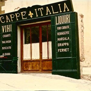 Il più lungo giorno - scenografia di un bar realizzata da Giuseppe Pirrotta