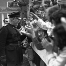 Il sorriso del capo: Benito Mussolini incontra la folla in una immagine d'archivio