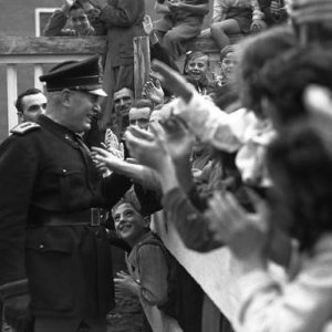 Il sorriso del capo: Benito Mussolini incontra la folla in una immagine d'archivio
