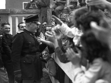 Il sorriso del capo: Benito Mussolini incontra la folla in una immagine d'archivio