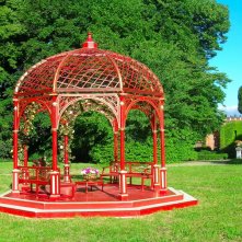 Scenografia del grande gazebo in lacca di Cina nel giardino di Rivombrosa realizzata da Giuseppe Pirrotta
