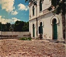 Un Uomo di Razza - esterno casinò nella scenografia realizzata da Giuseppe Pirrotta