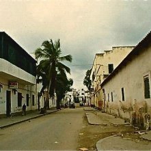 Un Uomo di Razza: una strada nella scenografia realizzata da G. Perrotta